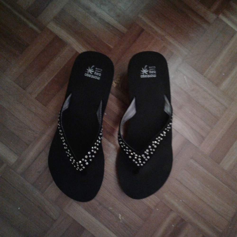 Montego Bay Club wedge flip flops
